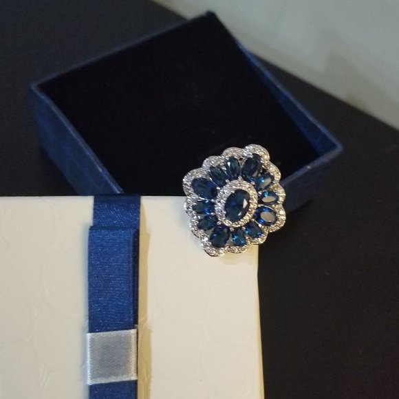 Swarovski Elements Blue Crystal Floral Ring Women's size 8 - Picture 6 of 8